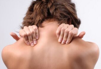 A causa dell'osteocondrosi cervicale, una donna si preoccupa dell'intorpidimento dell'area del collo del collo
