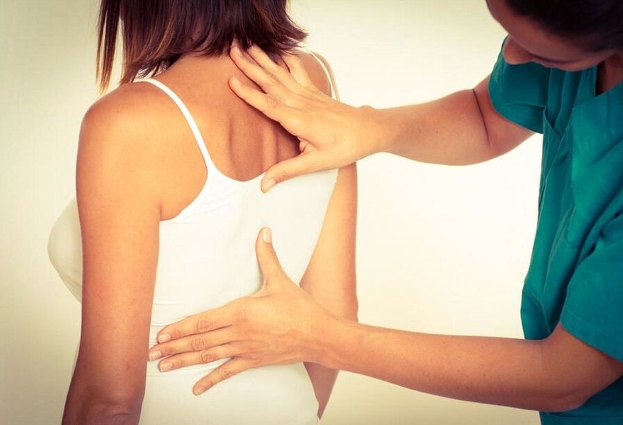 Esame da parte di uno specialista in osteocondrosi toracica