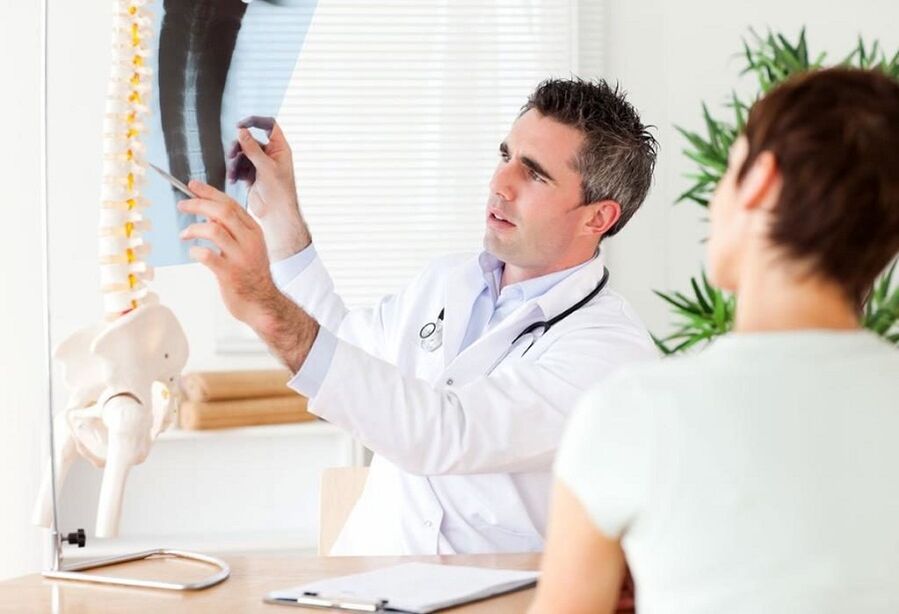 Il medico esamina una radiografia per diagnosticare l'osteocondrosi toracica